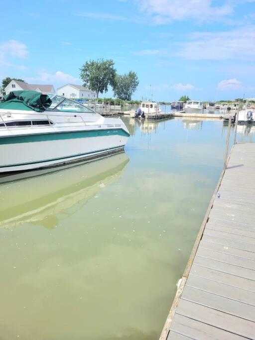 Sand Beach Sunnie Days Condo In Oak Harbor On Lake Erie! מראה חיצוני תמונה